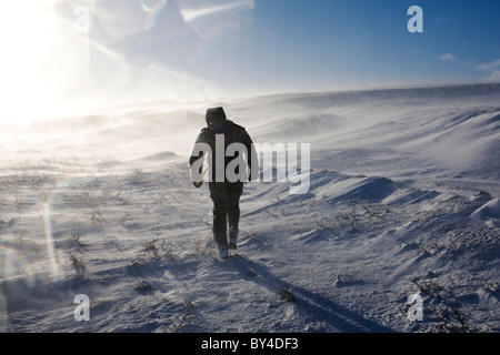 Un inverno escursionista sulle viti diritto nel North Pennines, nell Inghilterra del nord. Foto Stock