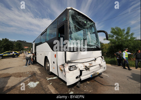 Distrutto con bus in frantumi il vetro del parabrezza dopo un incidente di macchina Foto Stock