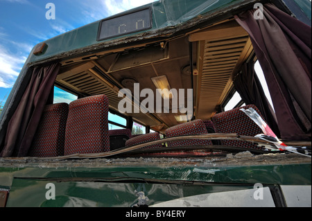 Bus distrutto con la vettura dopo un crash Foto Stock