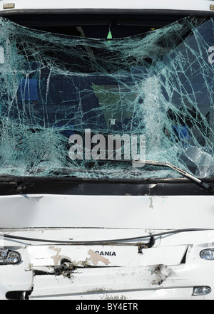 Distrutto con bus in frantumi il vetro del parabrezza dopo un incidente di macchina Foto Stock