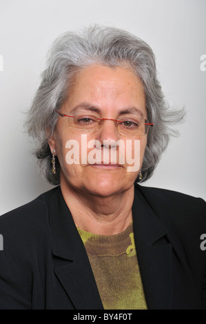 Ritratto di una donna di mezza età con gli occhiali guardando la fotocamera Foto Stock