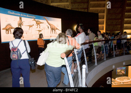 Dinosauro al di fuori del Museo del Jurasico, Colunga, Asturias, Spagna Foto Stock