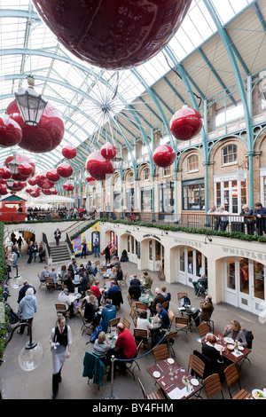 Ristoranti, negozi, Covent Garden, ex sala mercato, decorazione di Natale a Londra, Inghilterra, gran-Bretagna Foto Stock