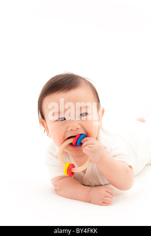 Baby Boy mordere Toy Foto Stock