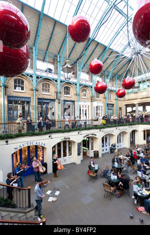 Ristoranti, negozi, Covent Garden, ex sala mercato, decorazione di Natale a Londra, Inghilterra, gran-Bretagna Foto Stock