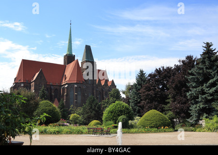 Santa Croce gotica chiesa vista dal giardino botanico, Wroclaw, Bassa Slesia, Polonia. Foto Stock