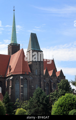 Santa Croce gotica chiesa vista dal giardino botanico, Wroclaw, Bassa Slesia, Polonia. Foto Stock