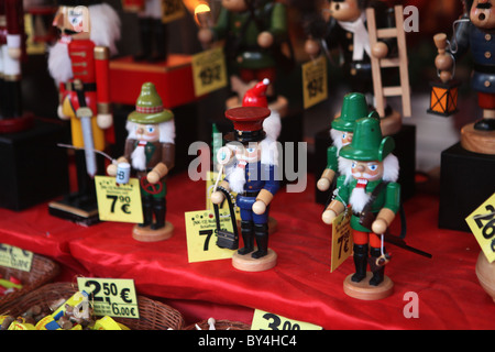 Tradizionali decorazioni in legno sul display a un mercato di Natale a Berlino, Germania. Foto Stock