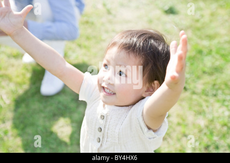 Ragazza con bracci sollevati Foto Stock