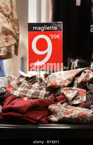 Vendite invernale in gennaio, sconti cartelli sulla finestra store in hight street nel centro della città di Roma Italia carrello Foto Stock