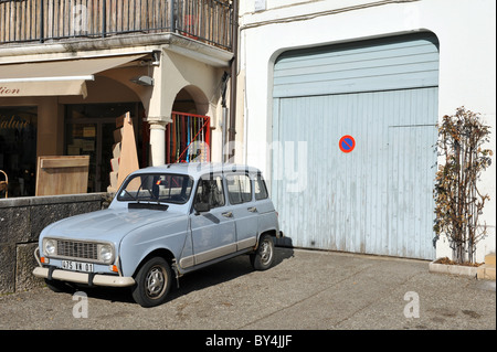 Classic Renault auto parcheggiate fuori un garage in Francia Foto Stock