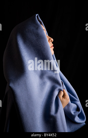 Immagine della donna musulmana con tessuto blu sul suo capo Foto Stock