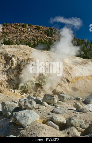Le fumarole le Fumarie di Vapore a Bumpass Hell area in Parco nazionale vulcanico di Lassen, CALIFORNIA, STATI UNITI D'AMERICA Foto Stock