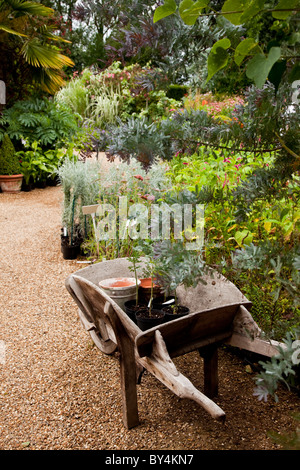 Legno ornamentali giardino carriola in giardino Norfolk East Anglia England Foto Stock