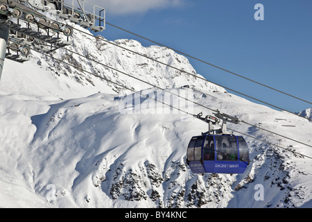 Una delle cabine sul Galzig ascensore che trasporta gli sciatori e gli snowboarder da St Anton a Galzig a 2185m Foto Stock