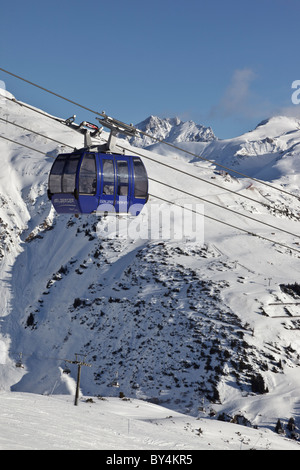 Una delle cabine sul Galzig ascensore che trasporta gli sciatori e gli snowboarder da St Anton a Galzig a 2185m Foto Stock