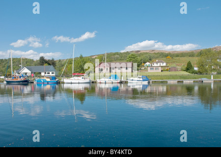 Yacht & barche su Caledonian Canal a Banavie nr Fort William Highland Scozia Scotland Foto Stock