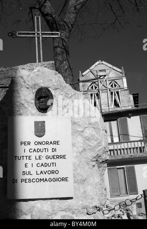 2009 l'Aquila terremoto. Il danneggiato la chiesa di Santa Maria Assunta a Pescomaggiore. Foto Stock