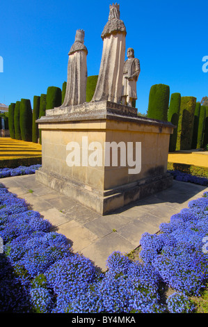 Statue della Regina Isabel, re Fernando e Christopher Columbus nell'Alcazar dei Re Cattolici, Cordoba. Andalusia, Spagna Foto Stock