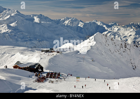 Gli sciatori e gli snowboarder fermarsi per una sosta al famoso Ulmer Hutte in St Anton. La seggiovia Valfagehr è in distanza. Foto Stock