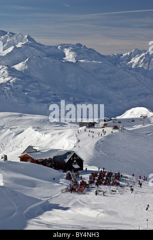 Gli sciatori e gli snowboarder fermarsi per una sosta al famoso Ulmer Hutte in St Anton. La seggiovia Valfagehr è in distanza. Foto Stock