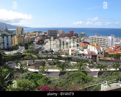 Vista generale su edifici moderni di Puerto de la cruz tenerife islas Canarias (isole Canarie), Spagna. Foto Stock