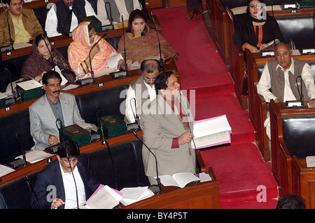 Diritto di Sindh Ministro, Ayaz Soomro indirizzi assemblea provinciale a sessione tenutasi a Palazzo hall di Karachi Foto Stock