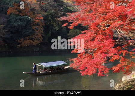 Barca scendendo lungo il fiume Hozu in Arashiyama, prefettura di Kyoto, Honshu, Giappone Foto Stock