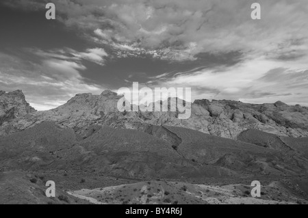 In bianco e nero di nuvole sopra una grande parete del canyon dello Utah Foto Stock