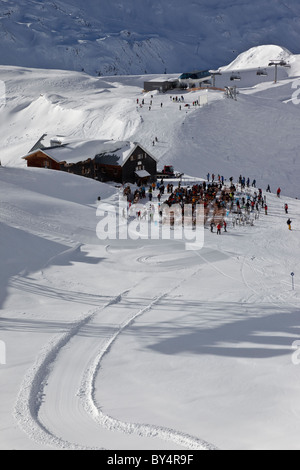 Gli sciatori e gli snowboarder fermarsi per una sosta al famoso Ulmer Hutte in St Anton. La seggiovia Valfagehr è in distanza. Foto Stock