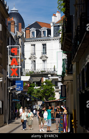 Scena di strada a Vichy (Allier - Auvergne - Francia). Scène de rue dans la Vichy 03200 (Allier 03 - Auvergne - Francia). Foto Stock