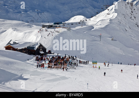Gli sciatori e gli snowboarder fermarsi per una sosta al famoso Ulmer Hutte in St Anton. La seggiovia Valfagehr è in distanza. Foto Stock