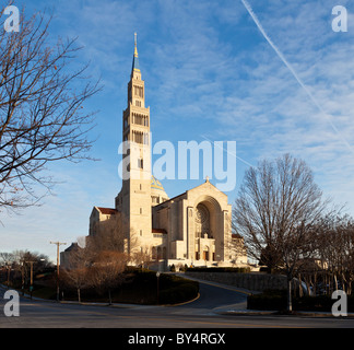 Basilica del Santuario Nazionale dell Immacolata Concezione a Washington DC in una limpida giornata invernale Foto Stock