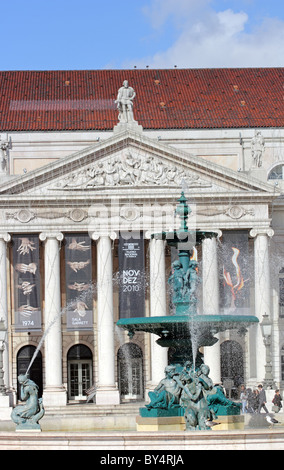 Teatro Nacional Dona Maria II, Rossio (Praca de Dom Pedro IV), Lisbona, Portogallo Foto Stock