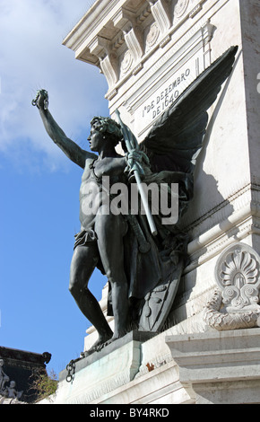 La figura che rappresenta l'indipendenza, la base del monumento per il restauro, Praça dos Restauradores, Lisbona, Portogallo. Foto Stock