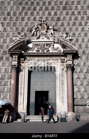 La porta principale della Chiesa del Gesù Nuovo, Napoli in Spaccanapoli (street) area Foto Stock