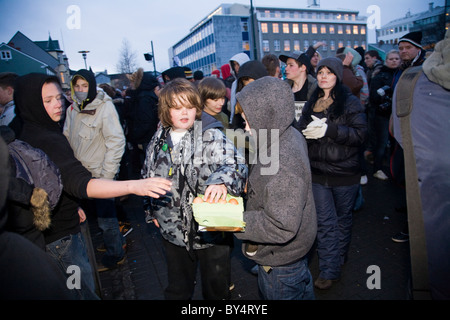 Il centro di Reykjavík, Islanda: Proteste ha continuato Mercoledì 21/01/2009, i giovani e gli adolescenti sono gettare uova Foto Stock