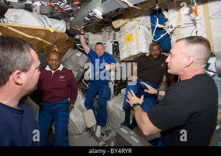 STS 129 astronauti essendo informato dal comandante Charles Hobaugh o in navetta spaziale Atlantis Foto Stock