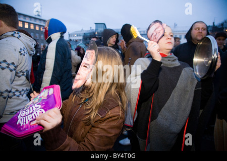 Il centro di Reykjavík, Islanda: Proteste ha continuato Mercoledì 21/01/2009, pacifici manifestanti facendo rumore con pentole e padelle Foto Stock