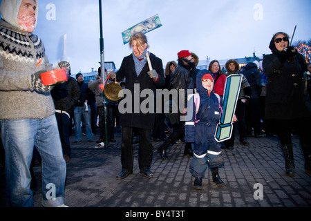 Il centro di Reykjavík, Islanda: Proteste ha continuato al di fuori del Parlamento giovedì 22/01/2009. Pacifici manifestanti fanno rumore Foto Stock