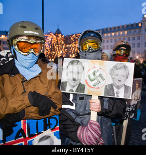 Il centro di Reykjavík, Islanda: Proteste ha continuato al di fuori del Parlamento giovedì 22/01/2009. Gli adolescenti che indossa caschi e ski gog Foto Stock