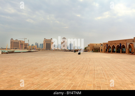 Una vista della piazza principale area a Katara beach, West Bay, Doha, Qatar, con il programma di Doha per lo skyline della città Foto Stock
