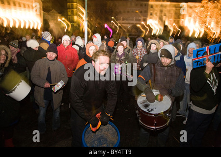 Il centro di Reykjavík, Islanda: Proteste ha continuato al di fuori del Parlamento giovedì 22/01/2009. Pacifici manifestanti fanno rumore Foto Stock