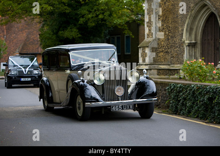 Vintage Rolls Royce auto nozze arrivando alla chiesa Foto Stock