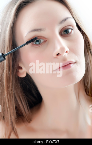 Donna applicazione di mascara Foto Stock