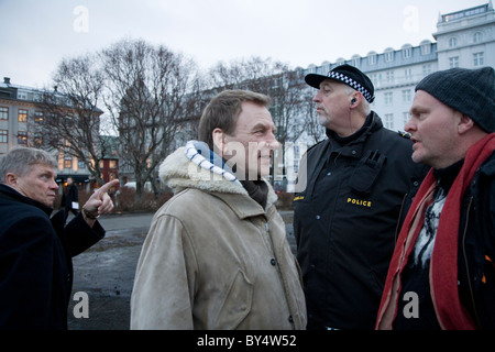 Il cantautore Hordur Torfason, organizzatore principale e portavoce del sabato di proteste parlando con l'autore Hallgrimur Helg Foto Stock