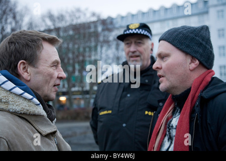 Il cantautore Hordur Torfason, organizzatore principale e portavoce del sabato di proteste parlando con l'autore Hallgrimur Helg Foto Stock