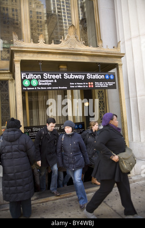 Fulton Street Subway Station ingresso in Manhattan inferiore durante la mattina ora di punta. Foto Stock