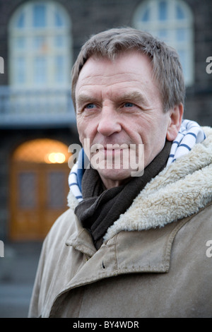 Il cantautore Hordur Torfason, organizzatore principale e portavoce del sabato di proteste, Islanda Foto Stock