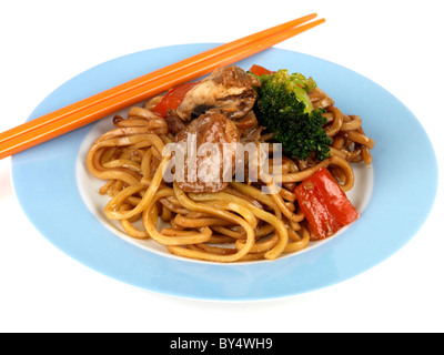 Cucinato al momento agitare fritti cinesi sui Char di maiale con tagliatelle contro uno sfondo bianco con n. di persone Foto Stock